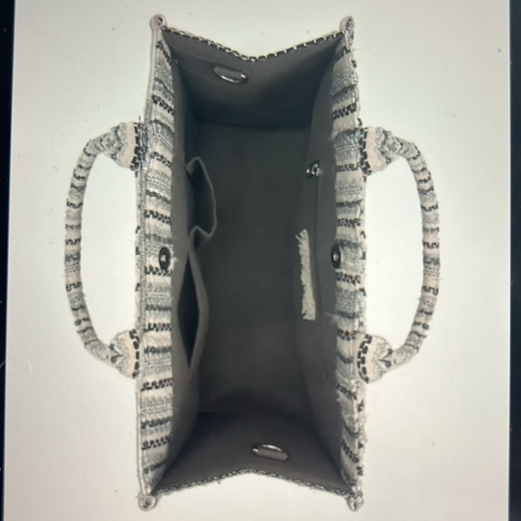 Metallic Sands Day Tote by America & Beyond - Picture 4 of 6